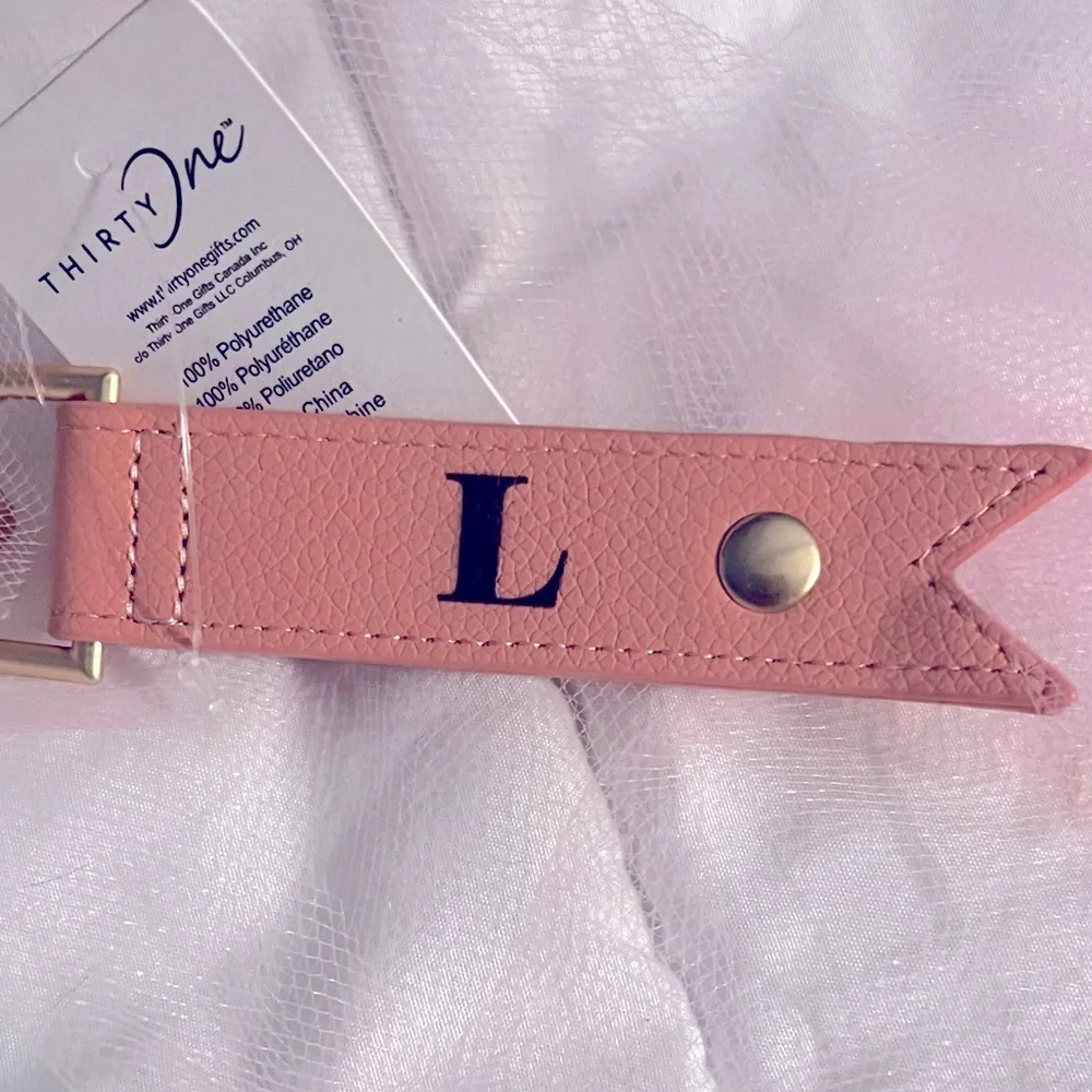NIP! 💕Thirty-one 💕 Coral Peach Smooth Pebble Cord Wrap Keychain. Initial: L - Picture 1 of 10